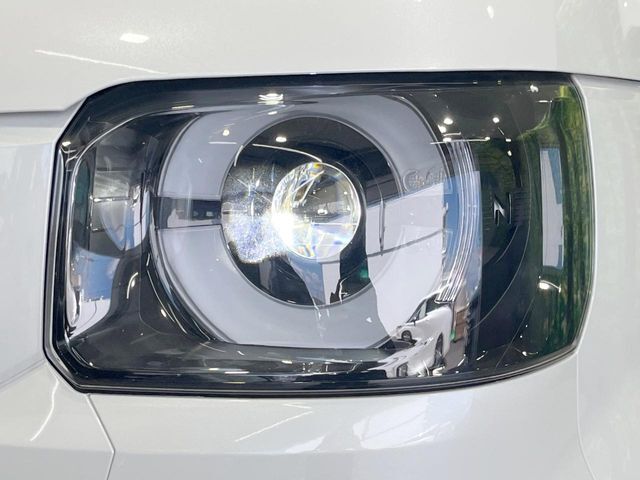 【LEDヘッドライト】悪天候や夜間走行時も良好な視界を確保し安心して運転できる高輝度LEDヘッドライトを装備！点灯速度が早く、消費電力も抑えられています。