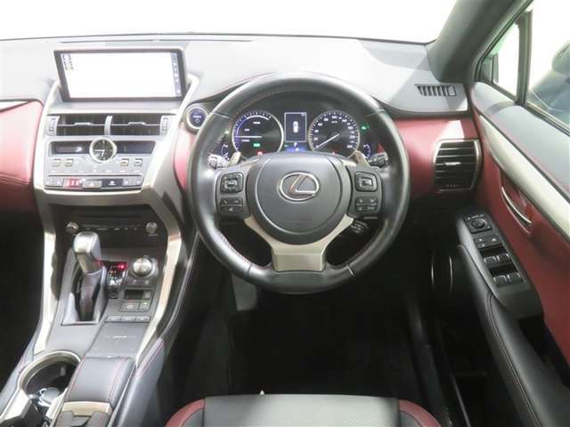 インテリアは高級感を演出しつつ、各部の操作性や乗り心地も快適に設計されています。