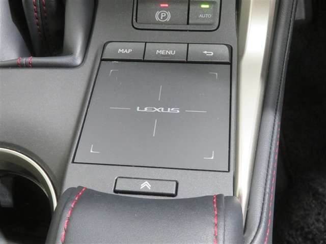 センターコンソール上のタッチパッドでナビ画面を操作できます。