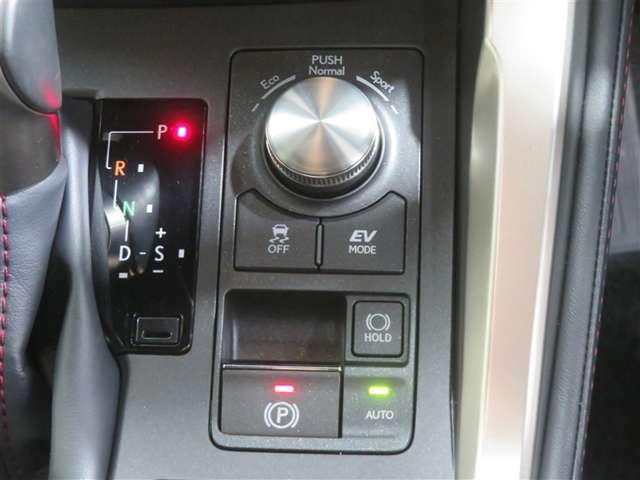 ご購入後の点検整備もカーロッツ浜松にお任せください！ 安心・便利なクイック車検も大好評実施中です♪ さらに定期メンテナンスや修理・鈑金、パーツお取付等のご用命も随時承っております。