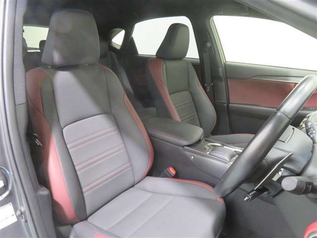 本革素材使用のドライブシート。電動でリクライニング操作ができるパワーシート機能を使用できます。