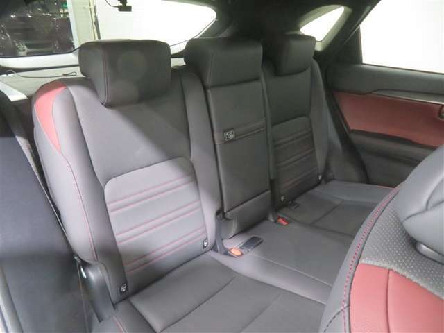 足元のスペースが広く、ゆったりくつろげるセカンドシート。