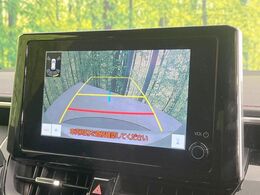 【バックカメラ】駐車時に後方がリアルタイム映像で確認できます。大型商業施設や立体駐車場での駐車時や、夜間のバック時に大活躍！運転スキルに関わらず、今や必須となった装備のひとつです！