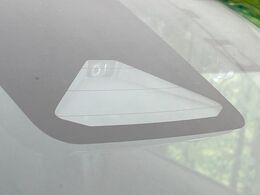 【プリクラッシュセーフティ】前方の車両等を検知し、衝突しそうな時は警報で注意を促し、ブレーキを踏む力をサポート。ブレーキを踏めなかった場合は衝突被害軽減ブレーキが作動、衝突回避をサポートします。