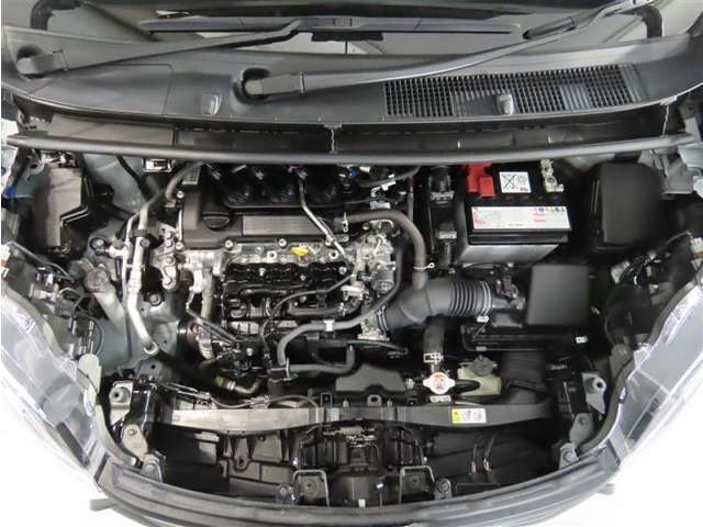 車にとって、とても大切な部分のエンジンルーム。綺麗に清掃済みで安心です。