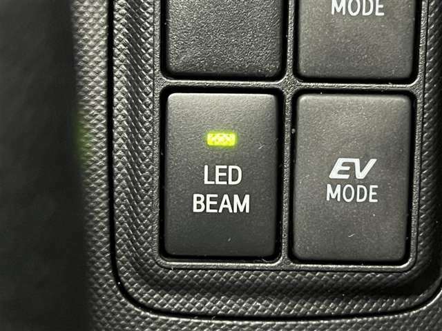 LEDビームはサイドブレーキ近くにオンオフスイッチがあります！