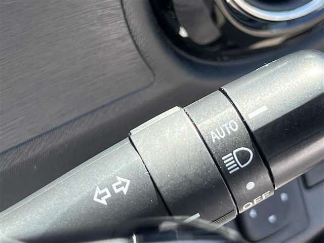AUTOの位置にセットしておくと、暗くなったら自動でライトの点灯をサポートしてくれます！高速道路でのトンネル通過時など便利です！