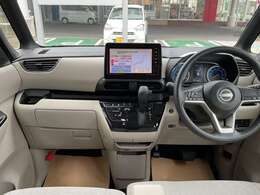 明るいベージュカラーの内装