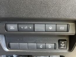 【ハンズフリー機能付き両側パワースライドドア】スライドドアの下に足先を入れてすぐ引くと、自動的にスライドドアが開閉します！荷物で両手がふさがった状態でも、ドアの開閉ができてとっても便利！