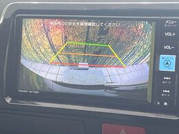 【バックカメラ】駐車時に後方がリアルタイム映像で確認できます。大型商業施設や立体駐車場での駐車時や、夜間のバック時に大活躍！運転スキルに関わらず、今や必須となった装備のひとつです！