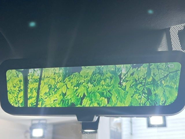 【デジタルインナーミラー】後席の大きな荷物や同乗者で後方が確認しづらい時でも安心！カメラが撮影した車両後方の映像をルームミラー内に表示。クリアな視界で状況の確認が可能です！
