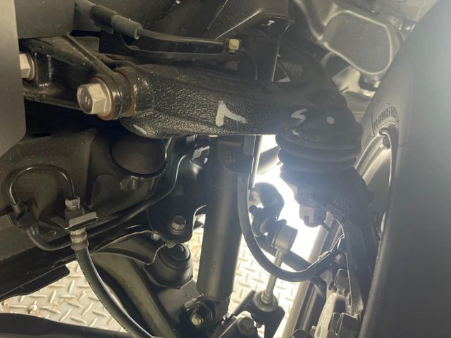 お車を安心してお乗りいただく為には、足回りの定期点検が欠かせません。サービスサポート（有償保証）では無料点検もご提供しており、安心のカーライフをお過ごしいただけるサポート体制が整っています。