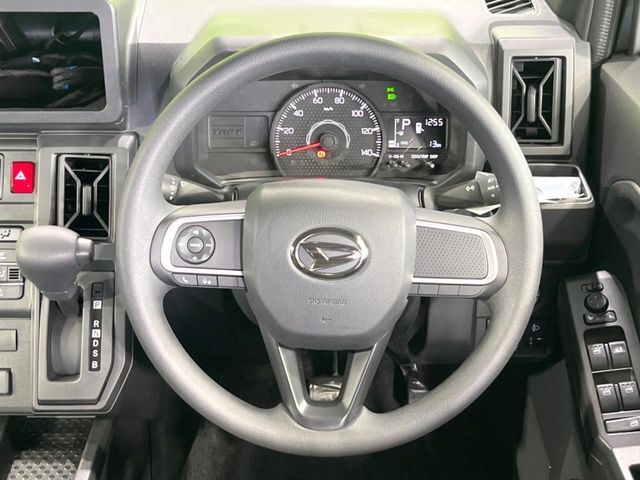インテリアに合わせたデザインのステアリングは、運転される方のことも考え、運転しやすい形状、大きさです。是非一度、実際に触ってお確かめください。