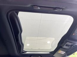【ガラスルーフ】ガラスルーフ搭載で車内の解放感が一気にアップ！開放的なドライブをお楽しみいただけます。