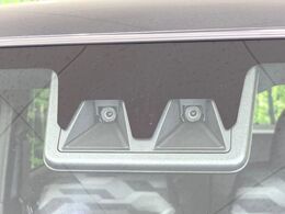 【ガラスルーフ】ガラスルーフ搭載で車内の解放感が一気にアップ！開放的なドライブをお楽しみいただけます。
