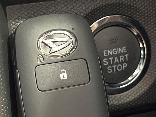 【キーフリーシステム】カバンやポケットに入れたままでもドアの施錠・解錠が可能なスマートキーを装備。エンジンのオン・オフ時もカギを取り出す必要が無いからとっても便利です♪