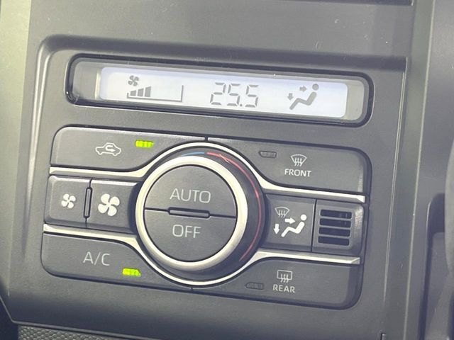 【オートエアコン】一度お好みの温度に設定すれば、車内の温度を検知し風量や温度を自動で調整。暑い…寒い…と何度もスイッチ操作をする必要はありません。快適な車内空間には必須の機能ですね♪