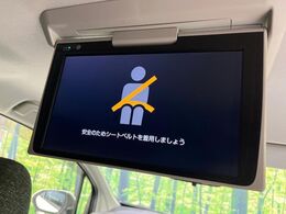 【リヤエンターテインメントシステム】後席にお座りの方も大満足の、人気メーカーオプションを装備。専用の音響システムと、大画面のモニターで移動中もDVD等をお楽しみいただけます。