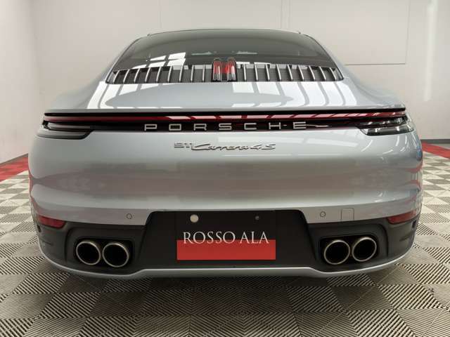 992型は左右繋がったテールライトがスタンダードとなりましたので、4Sであることを示すのはリヤのエンブレムとなります。