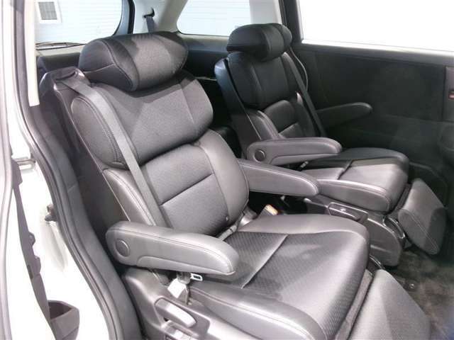 ゆとりある広々とした車内空間は、ドライブを始め買い物やレジャーなど、幅広く活躍します。一人でもみんなとでもお出かけを楽しみましょう！