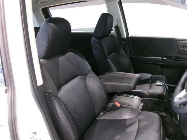 高いホールド性で運転姿勢が安定します。長距離ドライブでも疲れにくいのが魅力です。快適なドライビングライフをお送りください♪