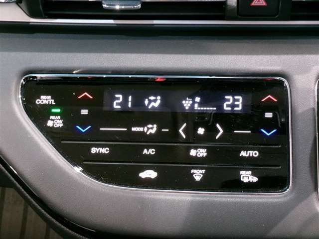 左右独立温度コントロールフルオートエアコンです。運転席、助手席それぞれで独立して温度設定ができます。冷え性の方が乗っても安心ですね♪