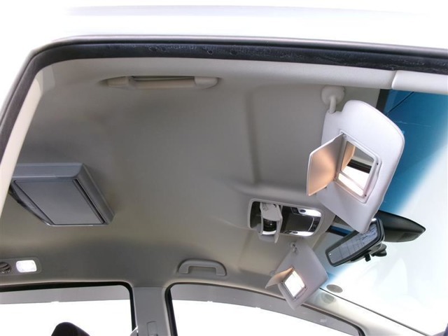 サンバイザーには、バニティーミラー付いてます。照明も付いていて便利です。