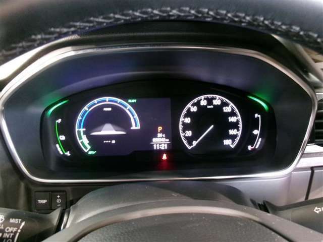 とっても見やすいメーターです。夜間時はラグジュアリーな気分にさせてくれる照明が魅力ですので、夜のドライブも楽しみになりますよ♪
