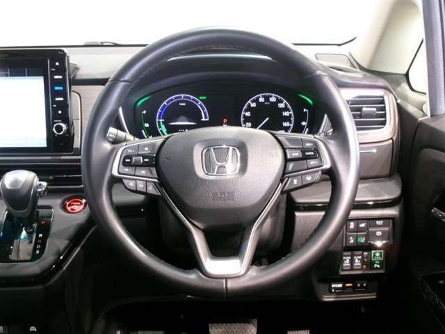 ステアリングスイッチ付き。前方から目を離すことなく操作することが可能です。