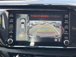 【パノラミックビューモニター】クルマを真上から見下ろした視点で駐車をサポートします！クルマの斜め後ろや真横など、いち早く障害物に気が付くことができます。
