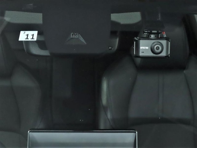 ドライブレコーダー装備：車の走行中の主に外観を中心に記録する撮影機材です！交通事故発生時の責任の所在を明確にしたり、観光等を記録するのにも役立ちます！