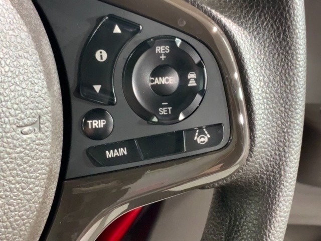 クルーズコントロールを装備しています。高速道路などで一定の速度で走ってくれるので運転が楽ですよ！速度を設定できますので、スピードの出しすぎにも注意できます。