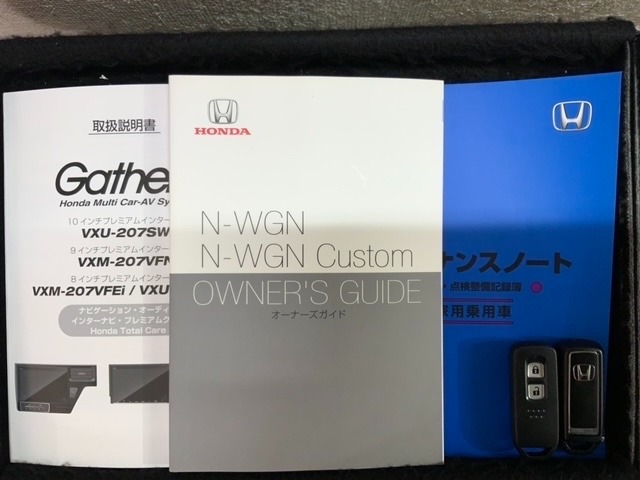 スマートキーは鍵をバッグに入れたままでもドアロックの開閉やエンジンのON・OFFができます。夜間や雨の日も鍵を探さなくて良いので便利です。