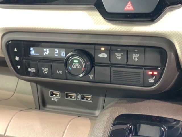 運転席にはシートヒーターが付いています！寒い日に便利な装備ですね。