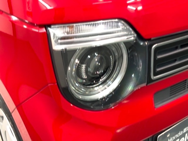 LEDヘッドライトは、点灯の瞬間から最大光量を発揮し、突然暗くなるトンネルなどでの安定感を高めます。