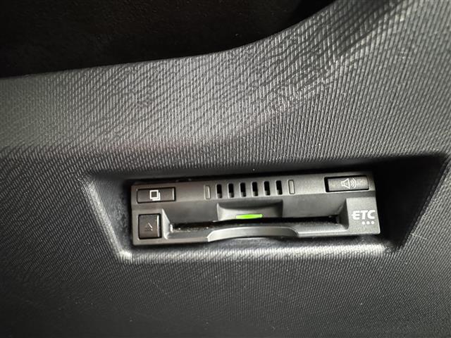 【ETC】有料道路を利用する際に料金所で停止することなく通過できる、ETC車載器（ノンストップ自動料金収受システム機器）が装備されています。セットアップを行うことで利用可能になります。