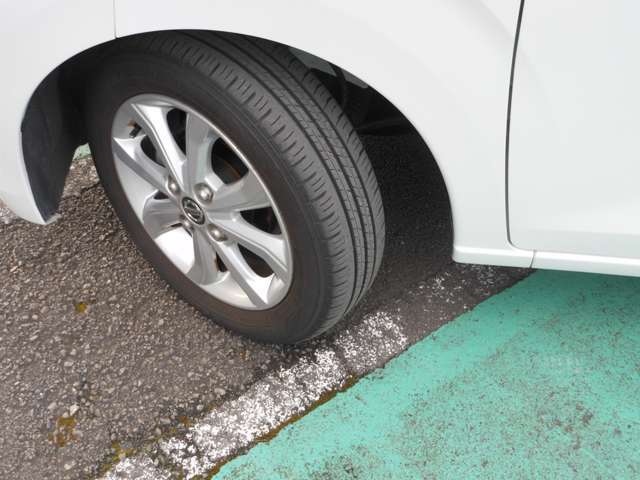 タイヤサイズは155/65R14でタイヤの溝も十分にあります。