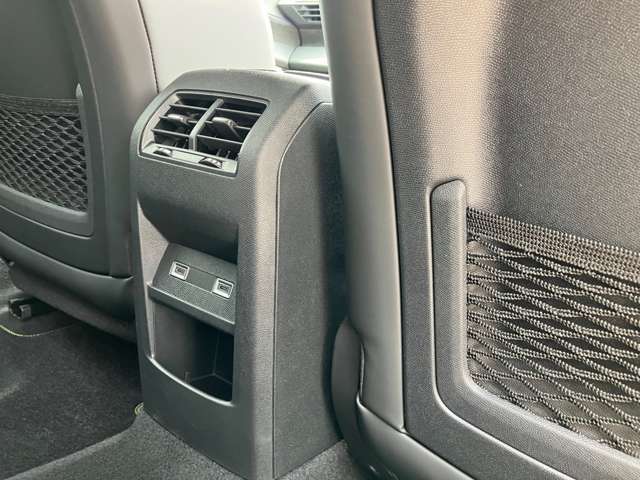 納車前は専門メカニックが専用故障診断器を使用し2年定期点検相当の67項目、独自点検（エンジンルーム・足回り・計器類・内装の損傷等）の50項目、計117項目の点検整備実施の上お客様へご納車致します。