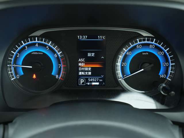 青を基調とした明るいスピードメーターは夜間でも見やすいです！中央のディスプレイにはお車の様々な情報がカラーで表示されます！