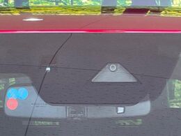 【i-ACTIVESENSE】走行中に前方の車両等を認識し、衝突しそうな時は警報とブレーキで衝突回避と被害軽減をアシスト。より安全にドライブをお楽しみいただけます。