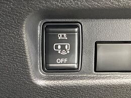 【ハンズフリー機能付き両側パワースライドドア】スライドドアの下に足先を入れてすぐ引くと、自動的にスライドドアが開閉します！荷物で両手がふさがった状態でも、ドアの開閉ができてとっても便利！