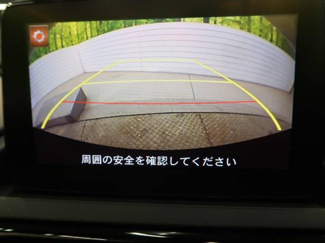 【バックカメラ】駐車時に後方がリアルタイム映像で確認できます。大型商業施設や立体駐車場での駐車時や、夜間のバック時に大活躍！運転スキルに関わらず、今や必須となった装備のひとつです！