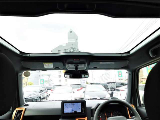 前席の頭上に大きく広がるガラスルーフ「スカイフィールトップ」。紫外線や赤外線を減らすスーパーUV＆IRカット機能や、開閉できるシェードも付いていて、いつでも快適なドライブを楽しめます。