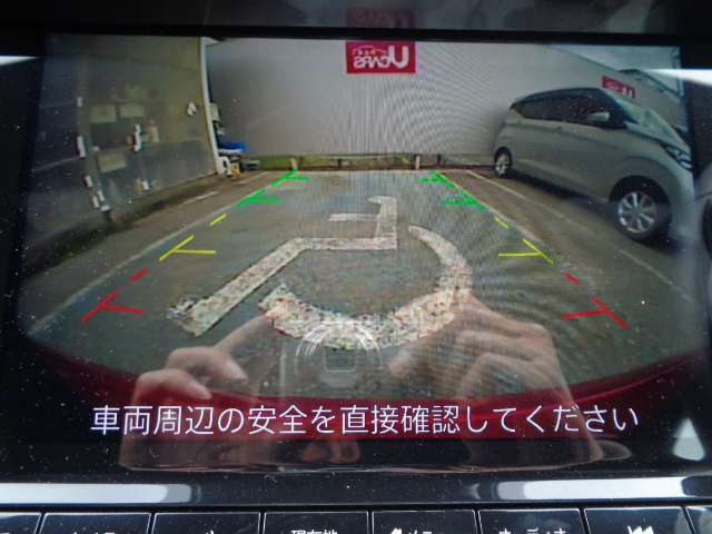 ステアリング操作に連動した予想進路線表示機能で駐車時にも安心なバックビュ-モニタ-。お問い合わせは03-5672-1023へ
