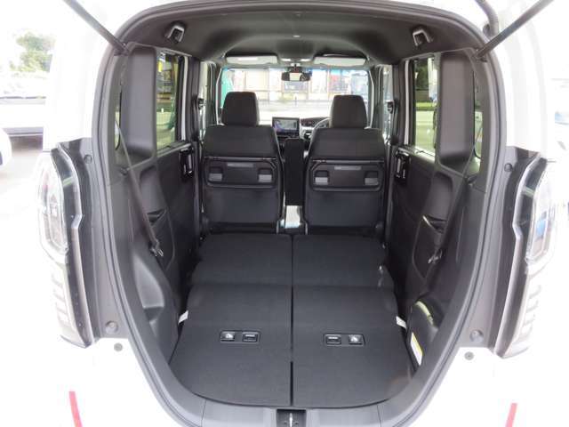 3列目は簡単に収納することができて、大容量の荷物スペースを確保することが出来ます。