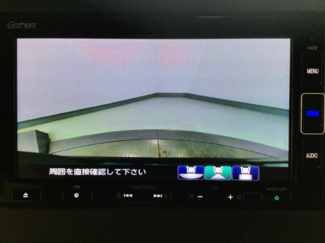 【バックカメラ】運転が苦手な方も車庫入れラクラクです！ギアをリバースに入れれば自動的に切り換わりますので、面倒な操作は不要です♪狭い駐車場もお車を傷つけず安心ですね！