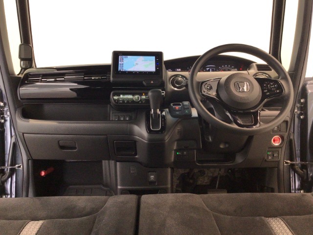 【前方視界】開放的な前方視界！運転がしやすく疲れにくいです♪窓が大きく、見通しがとっても良いおクルマですよ♪