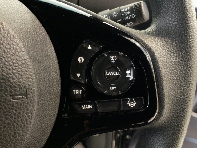 【アダプティブ・クルーズ・コントロール】予め設定した車速内でクルマが自動的に加減速。 前走車との適切な車間距離を維持しながら追従走行し、高速道路でのドライバーの疲労を軽減してくれる嬉しい機能付♪