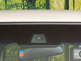 【ホンダセンシング】走行中に前方の車両等を認識し、衝突しそうな時は警報とブレーキで衝突回避と被害軽減をアシスト。より安全にドライブをお楽しみいただけます。