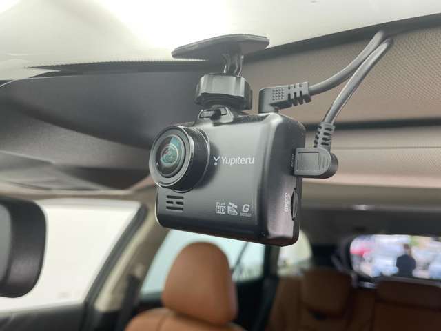【ドライブレコーダー】映像・音声などの運転中の記録を残します。事故などを起こした起こされた時の証拠になりえますので、もしも時でも安心ですね。
